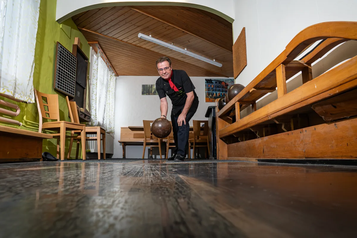 Die Kegelbahn ist ein beliebter Treffpunkt. Markus Kradolfer liess sie 2015 sanieren. Markus Kradolfer, Wirt im Restaurant Bahnhof in Bauma, in seiner Kegelbahn.